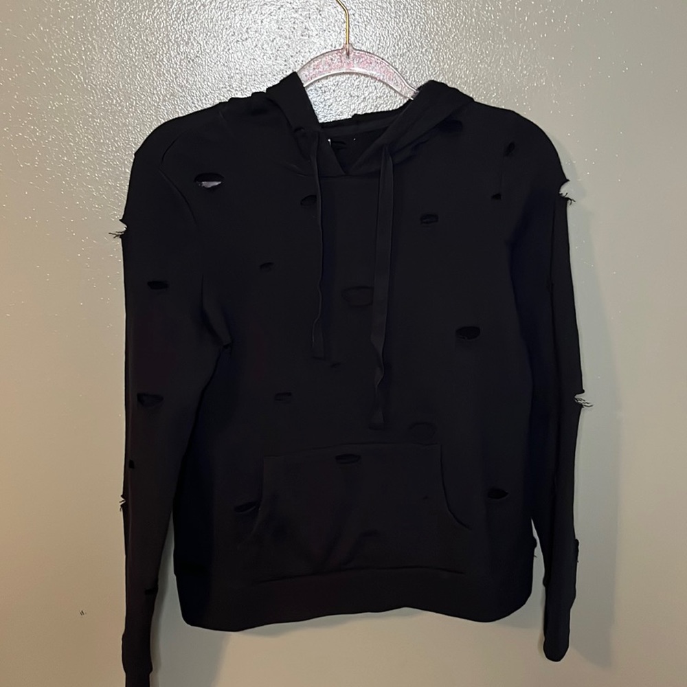 🤑 3/10 - Black distressed hoodie / never worn